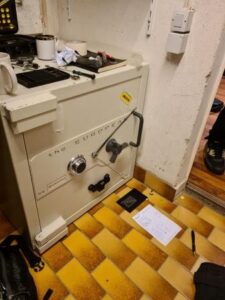 Rosengrens RKL10 Notöffnung mit Spezialwerkzeug Rosengren Tresor Notöffnung mit Spezialwerkzeug und ohne Beschädigung.