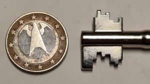 Tresorschlüssel nachmachen - Größenvergleich Tresorschlüssel und Münze